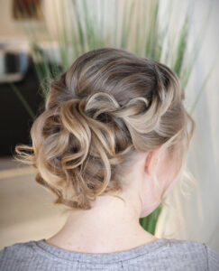 juhlakampaus pitkille hiuksille